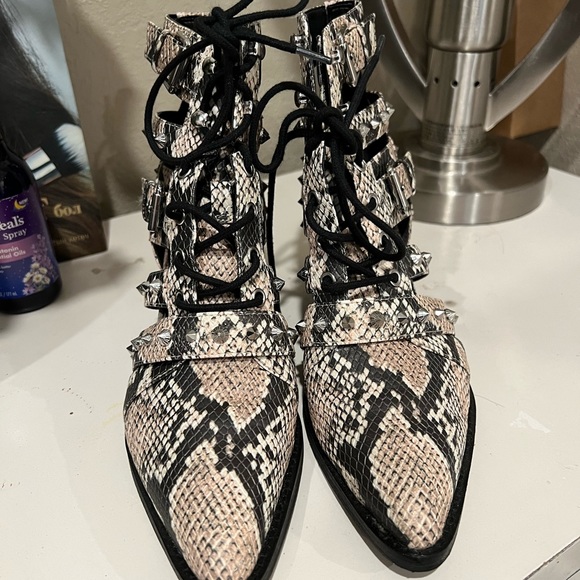 Beautiful ankle boots. Zebra color and leather - Picture 6 of 9